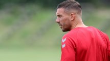 Vidéo : Lukas Podolski marque un but splendide de sa moitié de terrain 