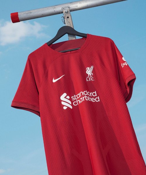 Le maillot domicile 2022-2023 des Reds de Liverpool