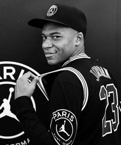 Kylian Mbappé avec un maillot Jordan