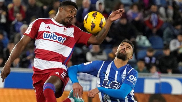 Abde Rebbach y Manafa disputan una pelota