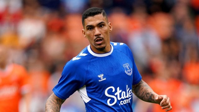Allan avec le maillot d'Everton
