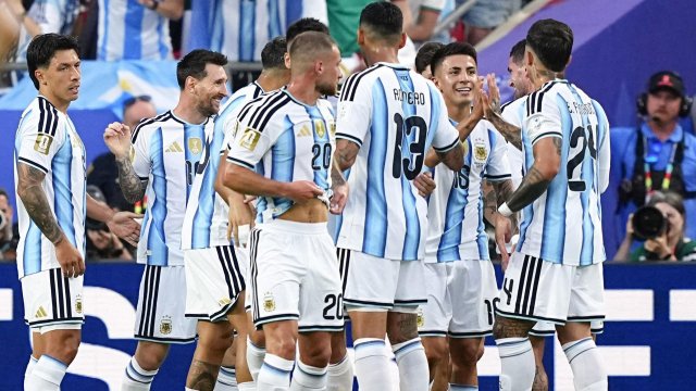 L'Argentine célèbre un but face à l'Algérie