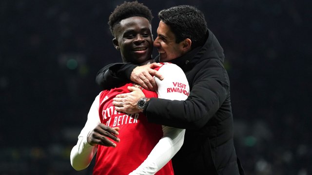 Bukayo Saka dans les bras de son coach à Arsenal, Mikel Arteta