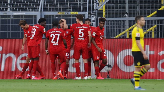 Les joueurs du Bayern Munich célèbrent le but de Joshua Kimmich