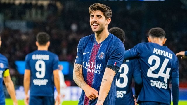Lucas Beraldo célèbre un but avec le PSG