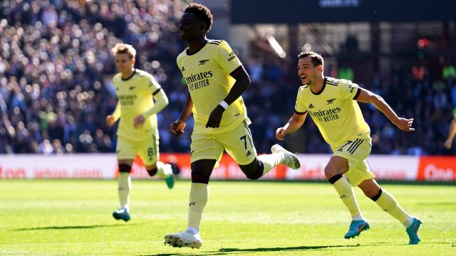 Bukayo Saka célèbre un but avec Arsenal à Villa Park