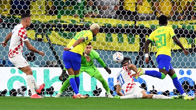 Neymar bute sur Livaković avec le Brésil face à la Croatie