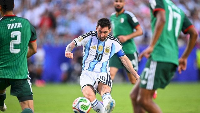 Lionel Messi (Argentine) contre l'Algérie