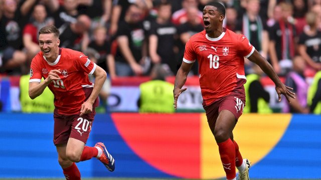 Aebischer et Duah avec la Suisse