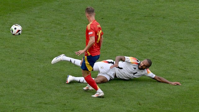 Dani Olmo (Espagne) face à Tah (Allemagne)