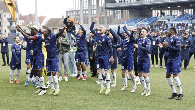 Les joueurs de Dunkerque célèbrent la victoire contre le PFC