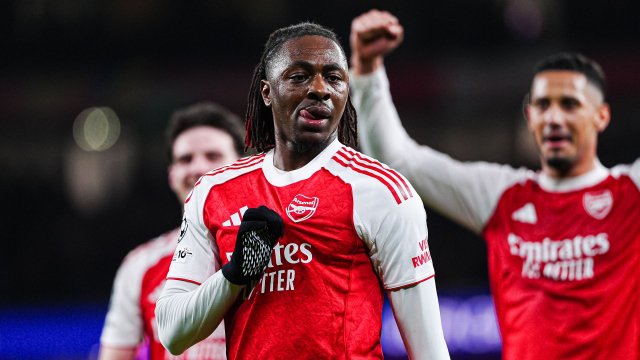 Eberechi Eze zeigt das Arsenal-Wappen beim Torjubel