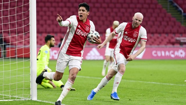Edson Alvarez célèbre face au FC Utrecht avec l'Ajax
