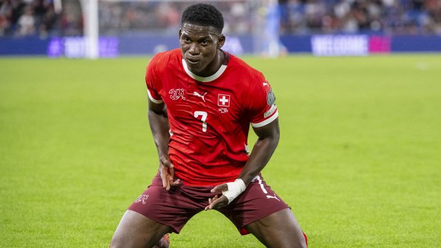 Breel Embolo célèbre un but avec la Nati