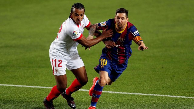 Lionel Messi et Jules Koundé au duel