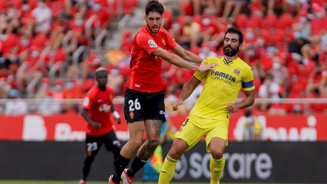 Fer Nino (Majorque) au duel avec Raul Albiol (Villarreal)