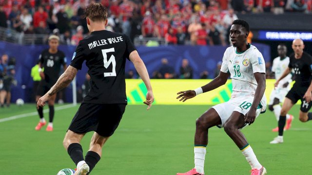 David Møller Wolfe (Norvège) et Ismaïla Sarr (Sénégal)