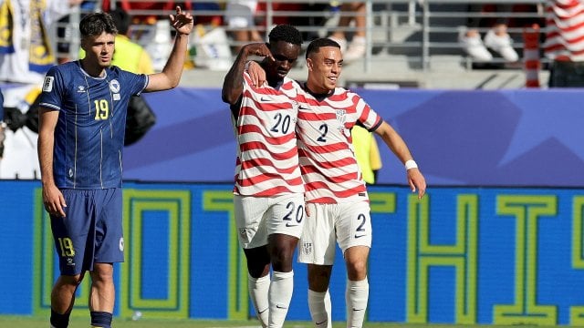 Alajbegovic (Bosnie-Herzégovine) avec Folarin Balogun et Sergino Dest (États-Unis)
