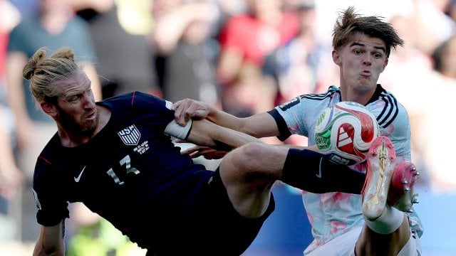 Tim Ream (États-Unis) et Charles De Ketelaere (Belgique)