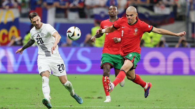 Stojanovic (Slovénie) et Pepe (Portugal)