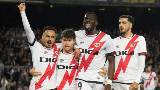 Álvaro García celebrando su gol con sus compañeros del Rayo Vallecano