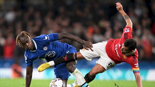 Trevoh Chalobah (Chelsea) au duel avec Bruno Fernandes (Manchester United)