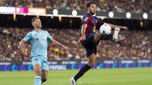 Eric García intenta controlar el balón