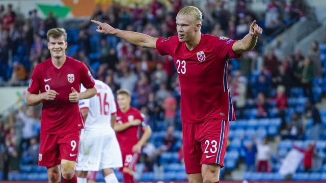 Erling Haaland qui célèbre son but sous les couleurs norvégiennes !