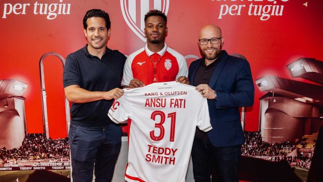 Ansu Fati pose avec son maillot de l'AS Monaco