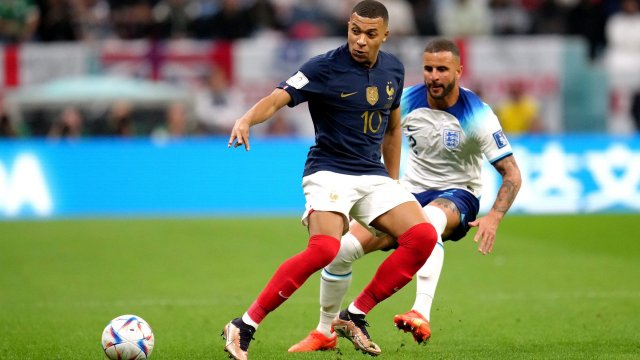 Kylian Mbappé face à Kyle Walker lors de France-Angleterre au Mondial 2022