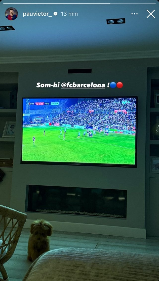 Pau Víctor qui regarde le match du Barça en Coupe du Roi
