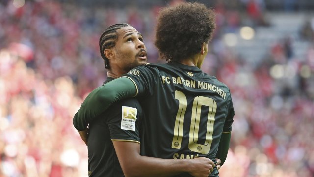 Serge Gnabry et Leroy Sané célèbrent un but avec le Bayern Munich