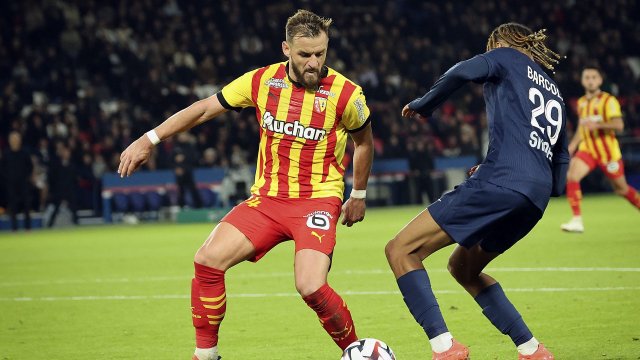 Jonathan Gradit à la lutte avec Barcola en Ligue 1 avec Lens