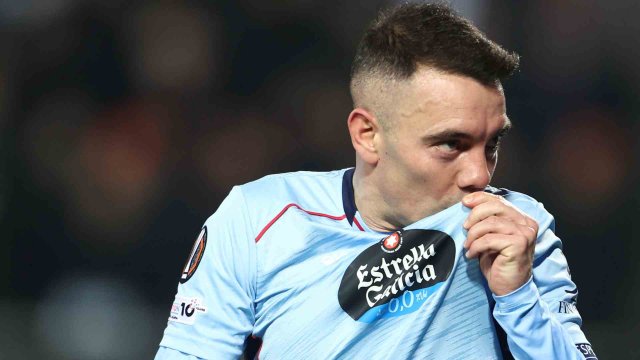 Iago Aspas besa el escudo