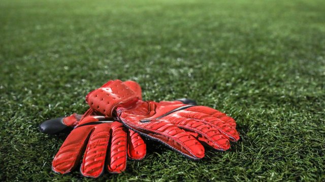 Image illustration football terrain avec gants de foot