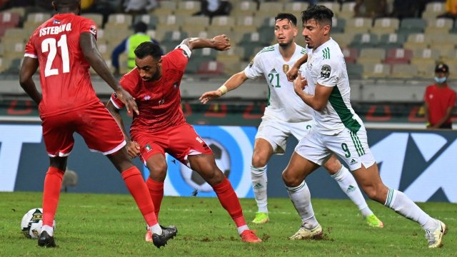 Carlos Akapo au duel avec deux Algériens lors de la CAN 2021
