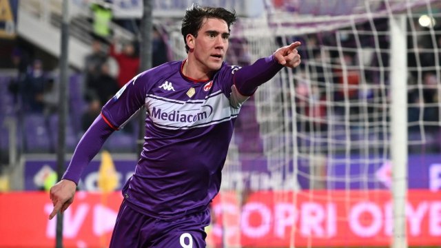 Dusan Vlahovic célèbre son but avec la Fiorentina