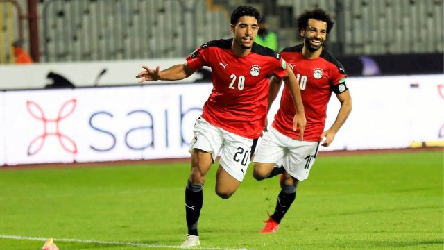 Omar Marmoush célèbre son but avec Mohamed Salah