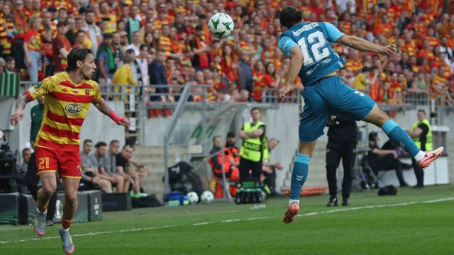 Darko Churlinov trata de controlar el balón ante Ricardo Rodríguez