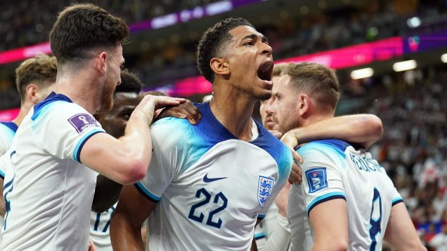 Les Anglais célèbrent le but de leur coéquipier synonyme de qualification pour les quarts de finale