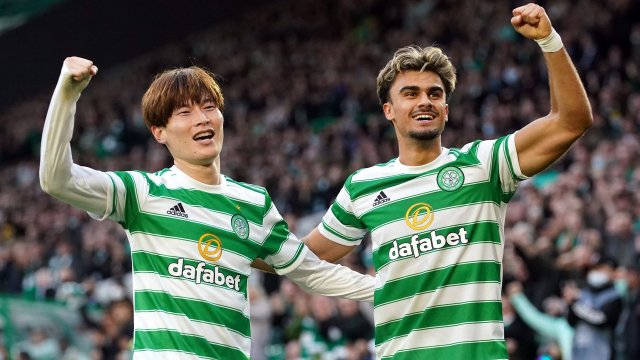 Kyogo Furuhashi et Jota célèbrent une victoire avec le Celtic