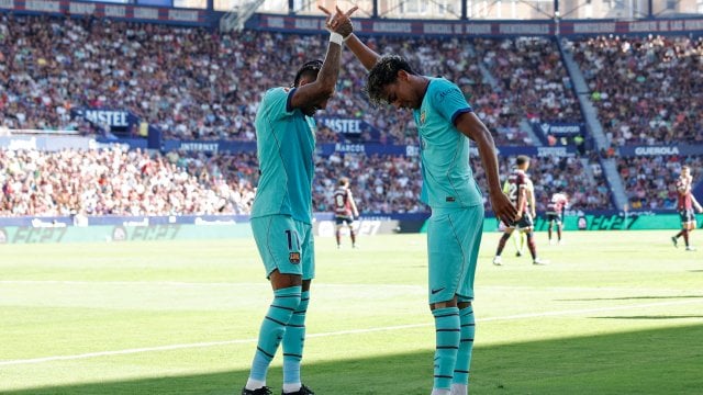 Lamine Yamal y Raphinha celebran un gol.