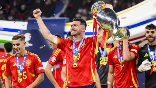 Aymeric Laporte célèbre le titre de champion d'Europe avec l'Espagne
