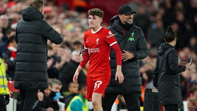 Lewis Koumas (m.) mit Jürgen Klopp (r.)