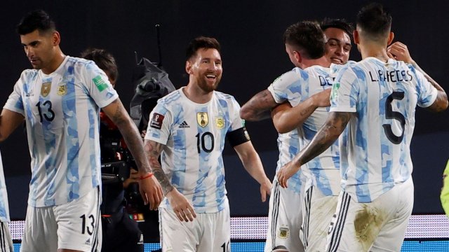 Lionel Messi tout sourire au milieu de ses partenaires argentins