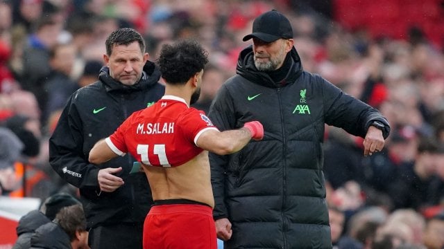 Mohamed Salah et Jürgen Klopp discutent sur le banc de Liverpool