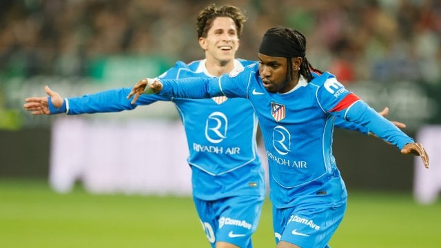 Ademola Lookman celebra su gol.