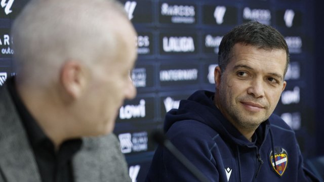 Luis Castro lors de sa présentation à la presse avec Levante