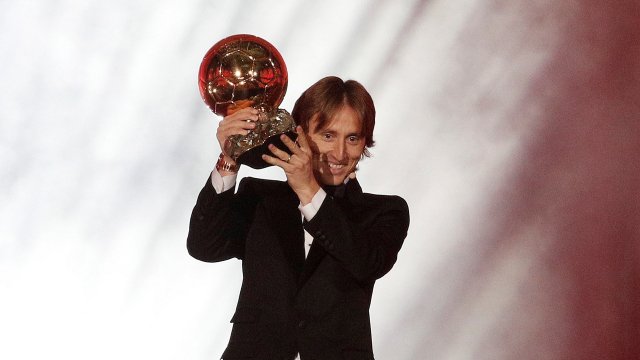 Luka Modric con el Balón de Oro de 2018