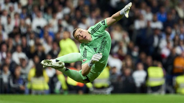  Andriy Lunin, en plena estirada